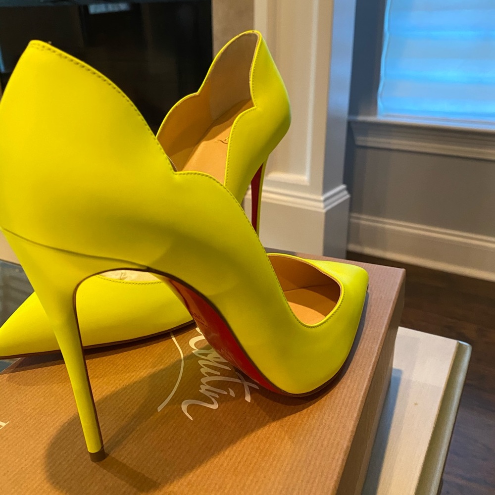 Hot Chick Matte Yellow Christian Louboutin
